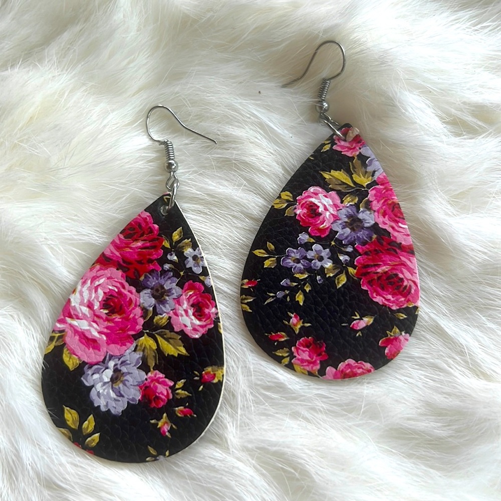Pretty, floral earrings